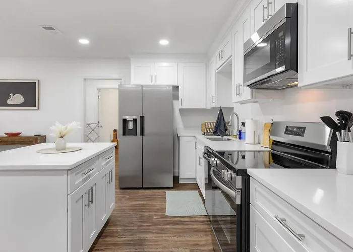 Tally's Sapphire Sleeps12 Near Fsu, Capitol, Golf Club With Game Room, Projector And Patio * Tallahassee